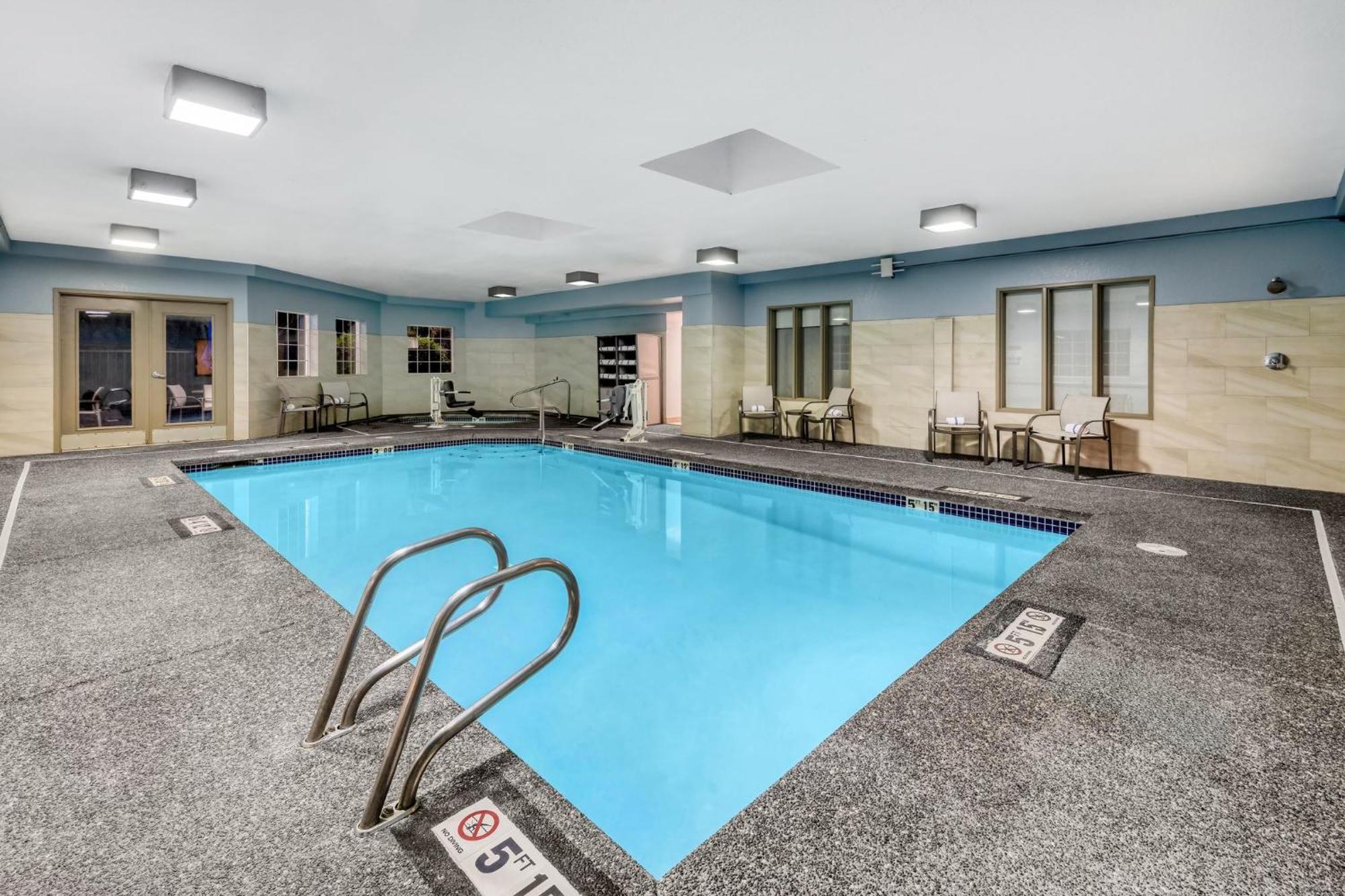 Holiday Inn Express Hotel & Suites Portland - Jantzen Beach By Ihg Exterior photo